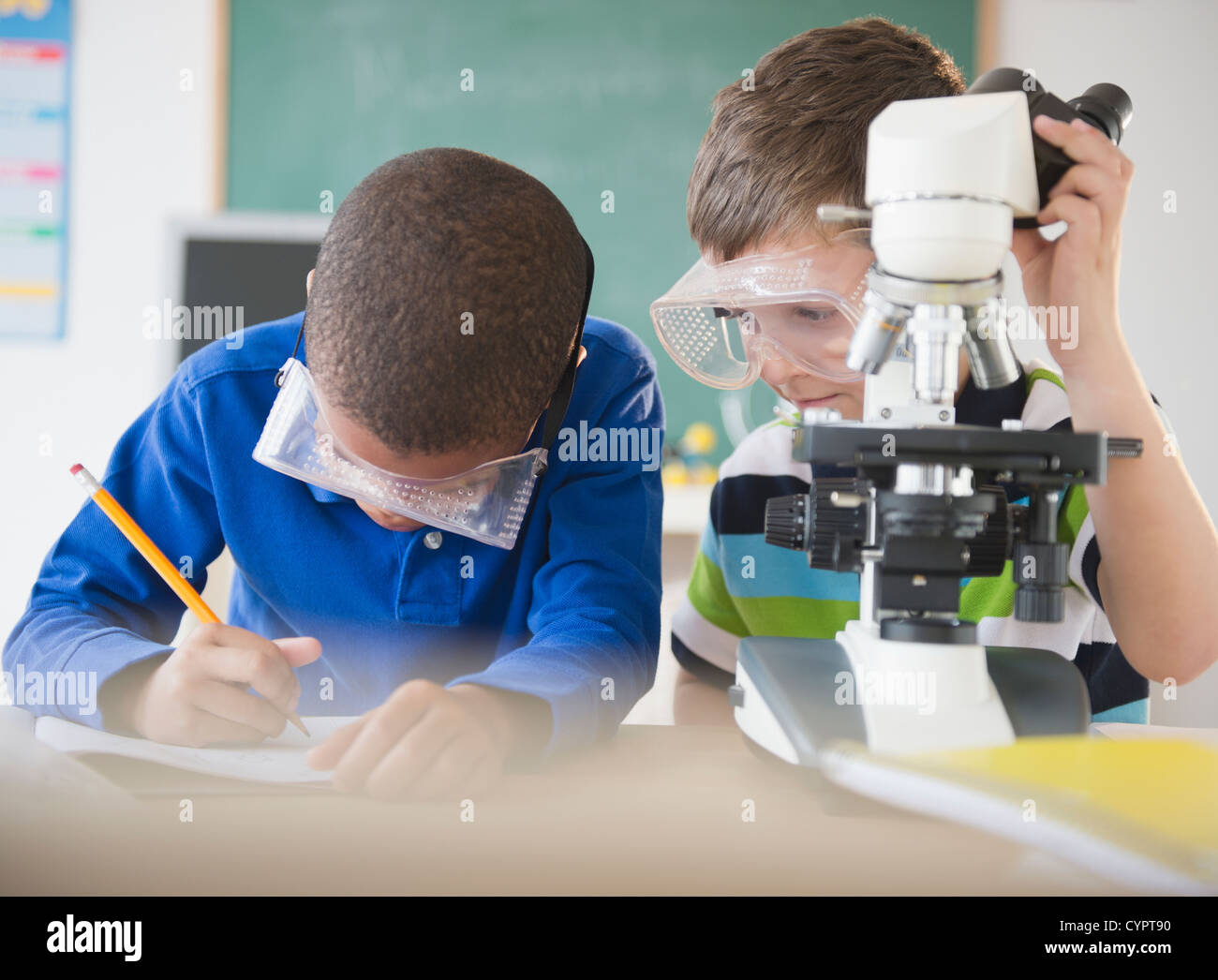 Schüler arbeiten zusammen im naturwissenschaftlichen Unterricht Stockfoto