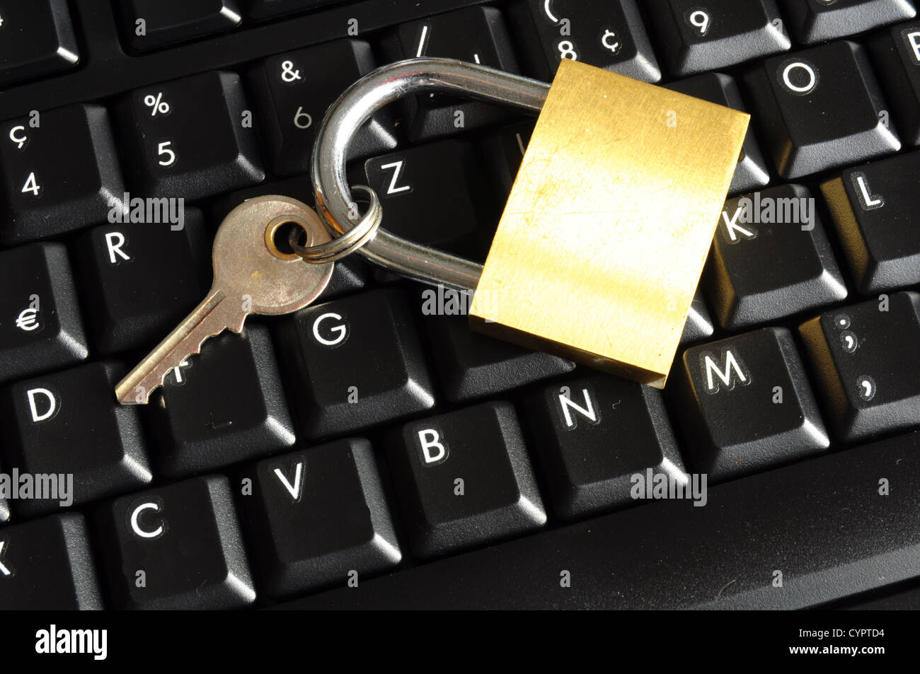 sicheres Online-Banking oder Internet-Firewall-Konzept mit Vorhängeschloss und Tastatur Stockfoto