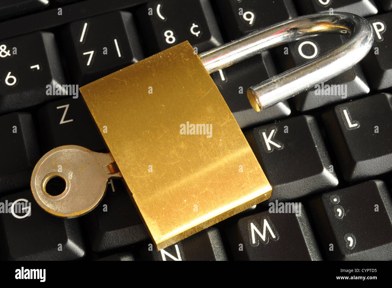 sicheres Online-Banking oder Internet-Firewall-Konzept mit Vorhängeschloss und Tastatur Stockfoto