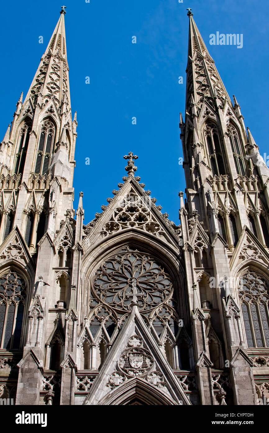 Die Fassade der St. Patrick Cathedral in New York City am tiefblauen Himmel Stockfoto