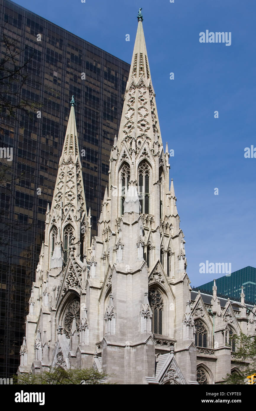 Die Fassade der St. Patrick Cathedral in New York City, am tiefblauen Himmel Stockfoto
