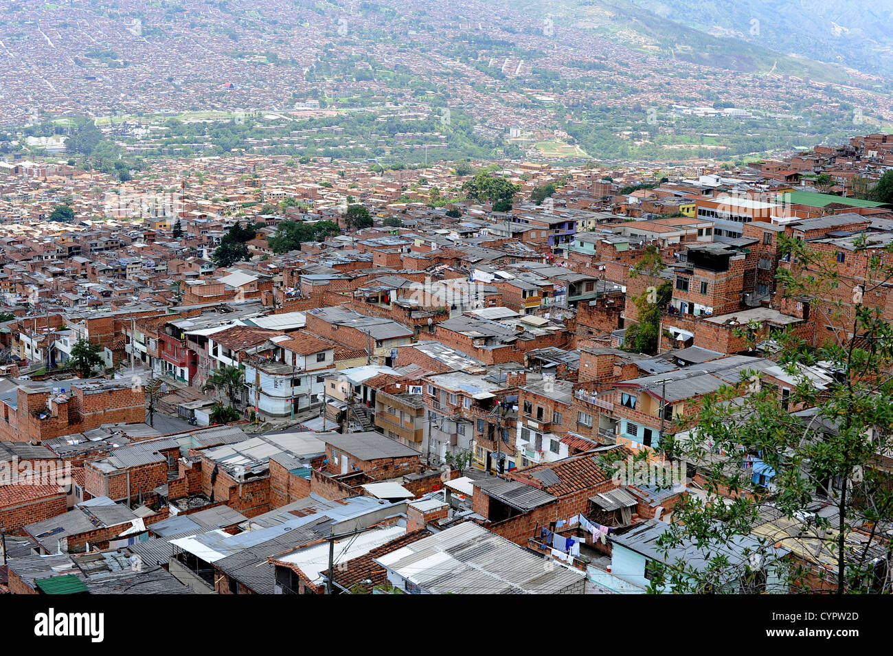 Hügel voll mehrstöckigen Häuser in einer Stadt armen Stadtteil von Medellin, Kolumbien, Südamerika. Stockfoto