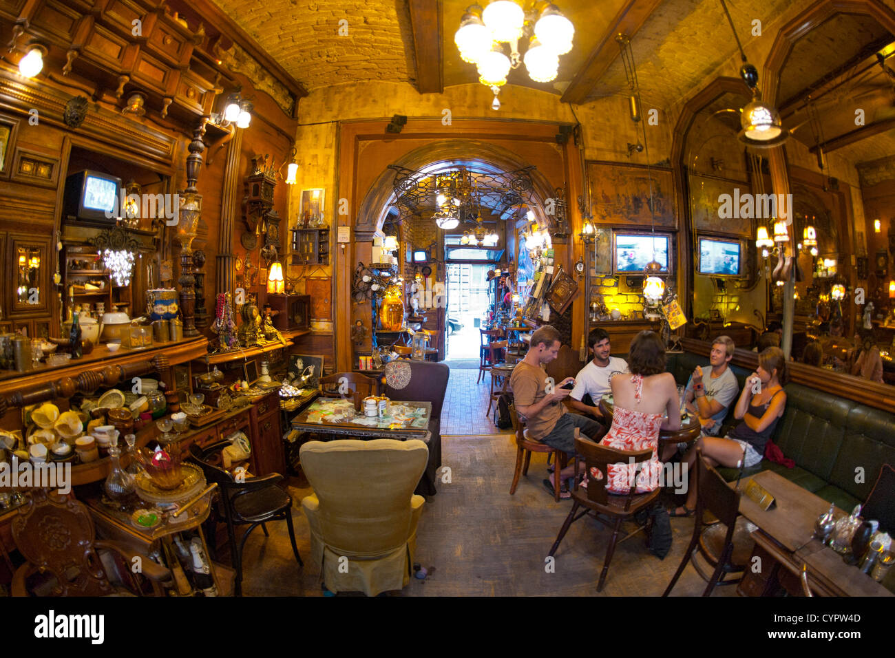 Innenraum des Zlatna Ribica (Goldfisch) Bar und Café in Sarajevo. Stockfoto