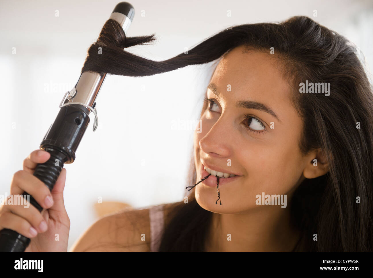 Spanische Teenager Heilung ihr Haar Stockfoto