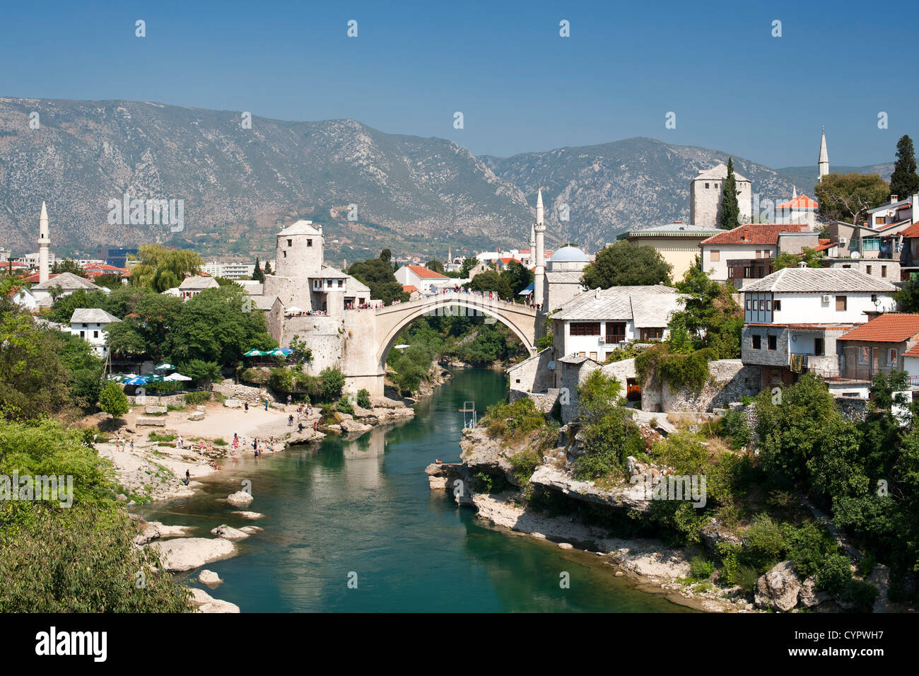 Die Stari Most "Alte Brücke" und Fluss Neretva in Mostar in Bosnien und Herzegowina. Stockfoto