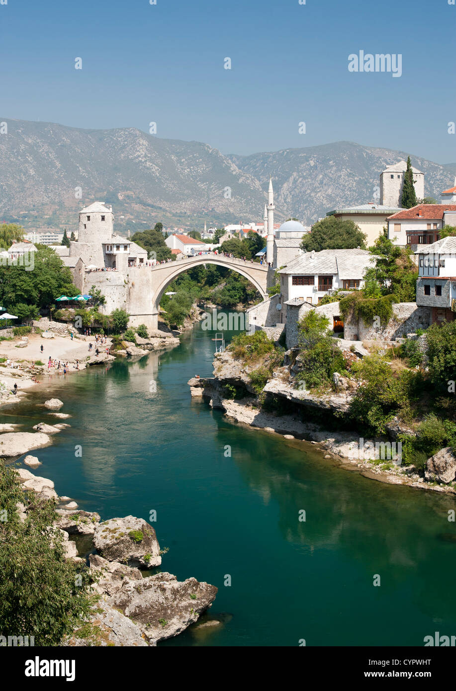 Die Stari Most "Alte Brücke" und Fluss Neretva in Mostar in Bosnien und Herzegowina. Stockfoto