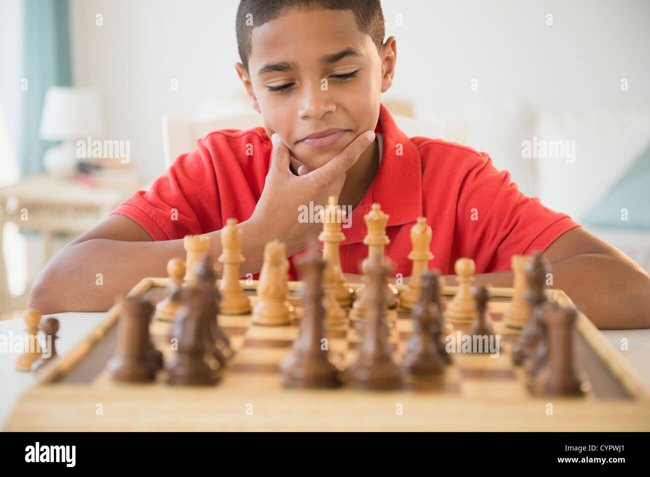 Hispanische junge spielt Schach Stockfoto