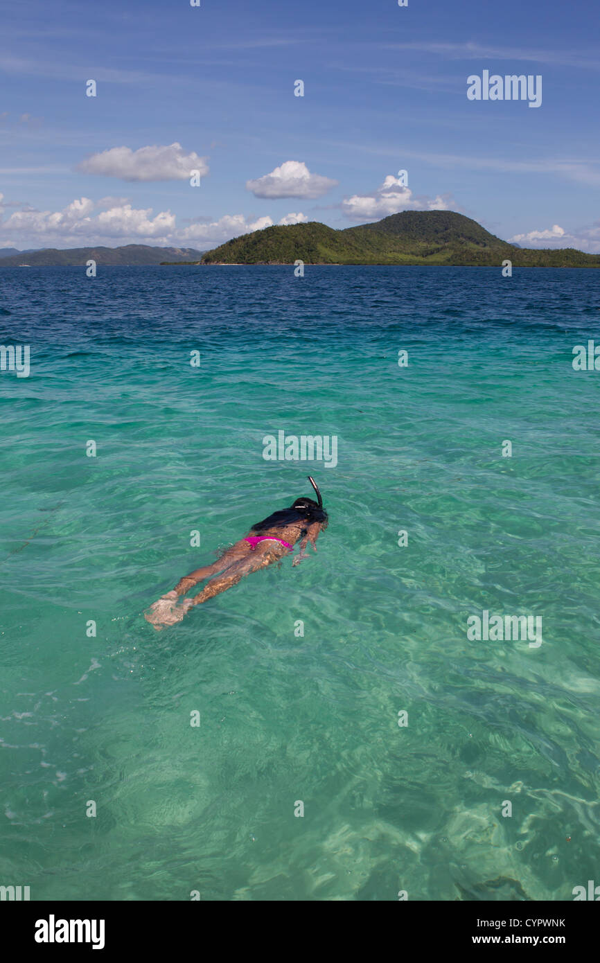 Mädchen-Schnorcheln in den Gewässern vor Pass Island,Coron,Palawan.Philippines Stockfoto