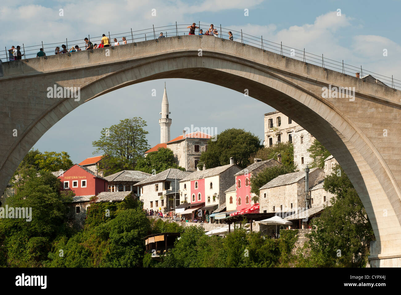 Die Stari Most alte Brücke in Mostar in Bosnien-Herzegowina. Stockfoto