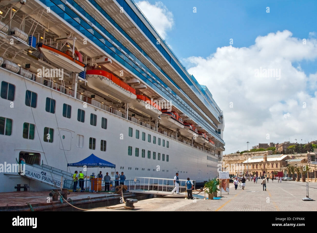 Kreuzfahrtschiff Grand Princess am Kai in Valetta, Malta Stockfoto