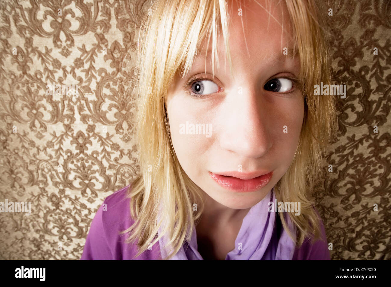 Weitwinkeleinstellung von einem verängstigten jungen Mädchen Stockfoto