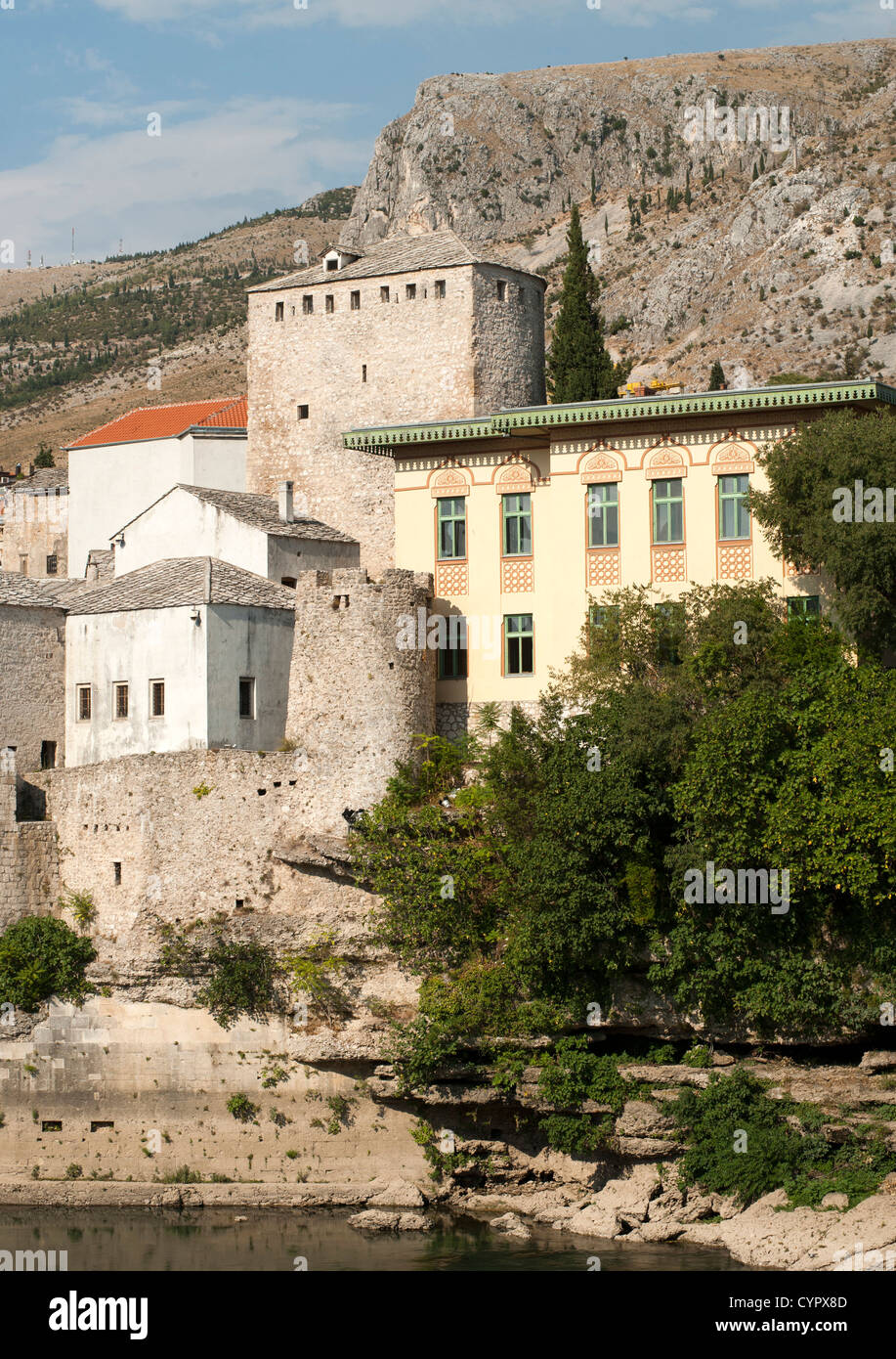Gebäude der Altstadt von Mostar in Bosnien und Herzegowina. Stockfoto