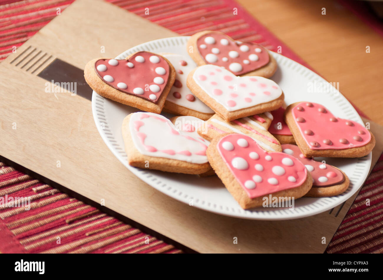 Rosa Herzform Cookies schön dekoriert Stockfoto