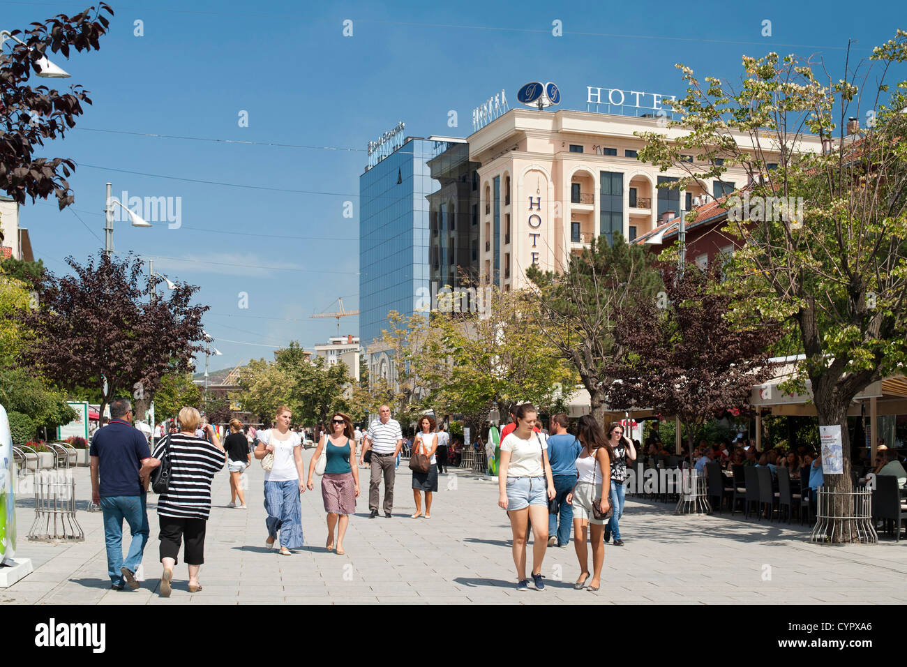 Fußgänger zu Fuß entlang Boulevard Nene Tereza in Pristina, der Hauptstadt der Republik Kosovo. Stockfoto