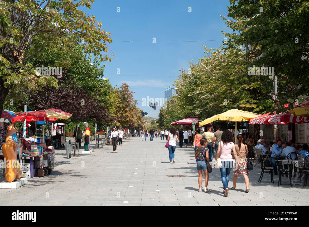 Fußgänger zu Fuß entlang Boulevard Nene Tereza in Pristina, der Hauptstadt der Republik Kosovo. Stockfoto