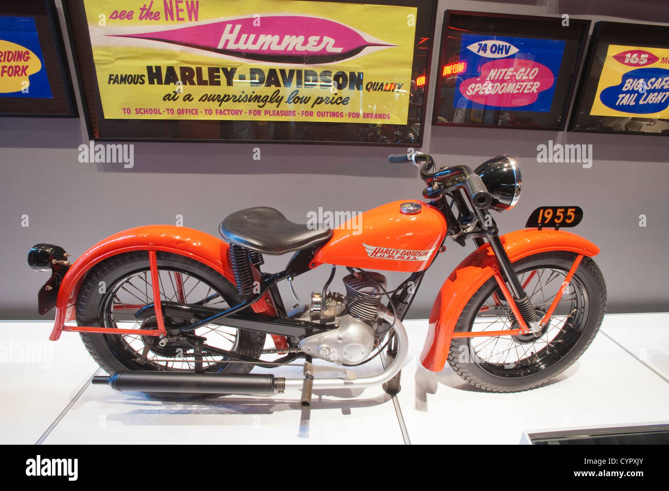 1955-Modell B Hummer gestuften einzelne Motorrad Harley Davidson Museum,  Milwaukee, Wisconsin Stockfotografie - Alamy