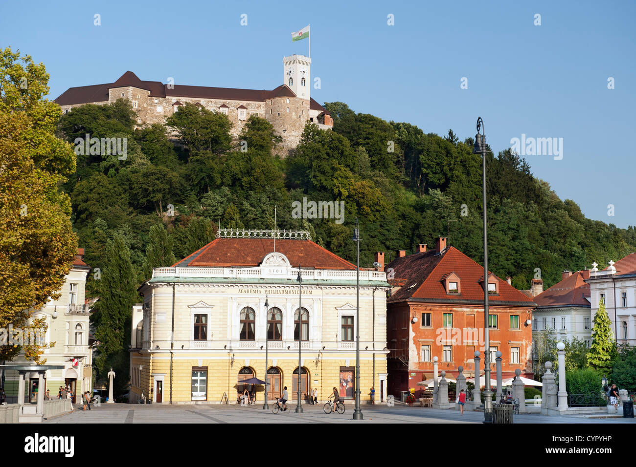 Der slowenischen Philharmonie Kongressplatz, Ljubljana. Im Hintergrund ist die Burg von Ljubljana auf dem Burgberg. Stockfoto