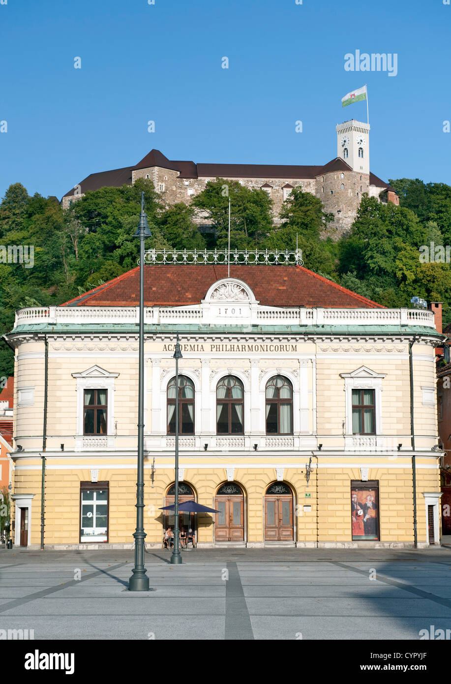 Der slowenischen Philharmonie Kongressplatz, Ljubljana. Im Hintergrund ist die Burg von Ljubljana auf dem Burgberg. Stockfoto