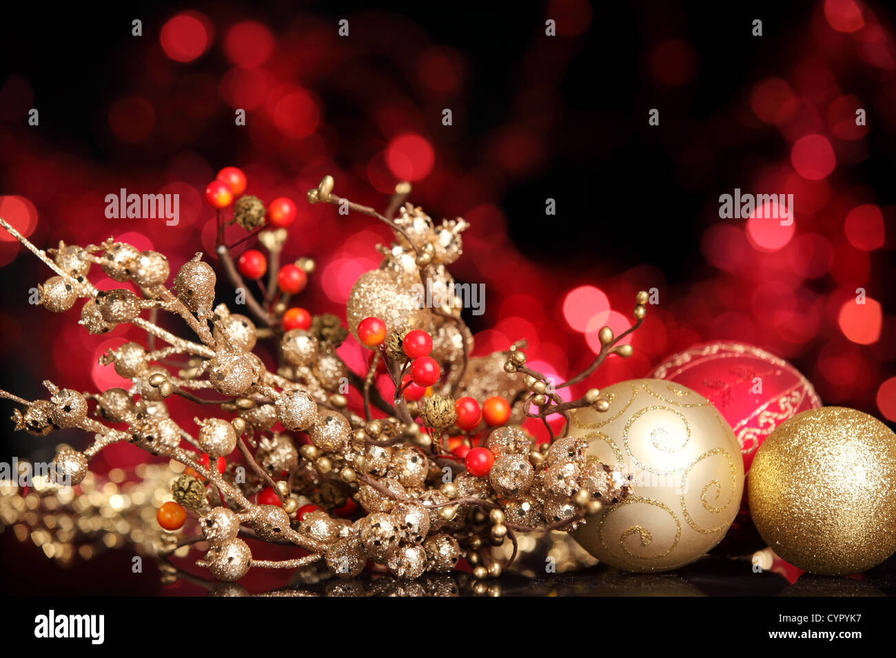Weihnachtskugeln auf abstrakten Hintergrund leuchtet flachen Dof. Stockfoto