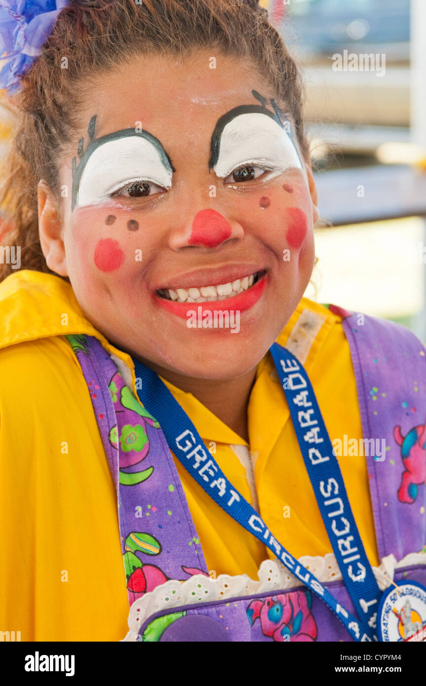 Clown bei der jährlichen großen Zirkus-Parade, Milwaukee, Wisconsin hautnah. Stockfoto