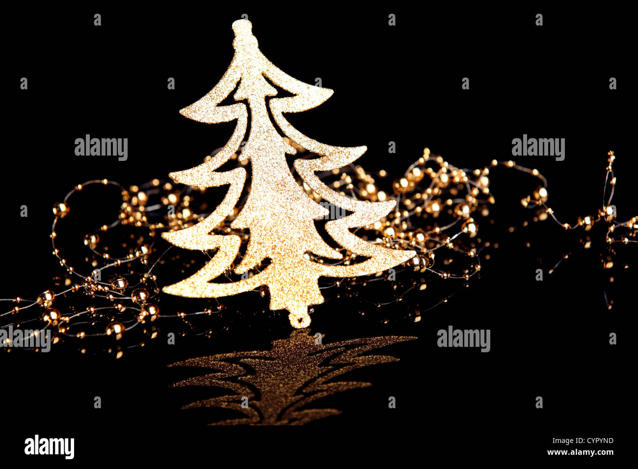 Gold Weihnachtsbaum mit gold Perlen im Dunkeln. Stockfoto