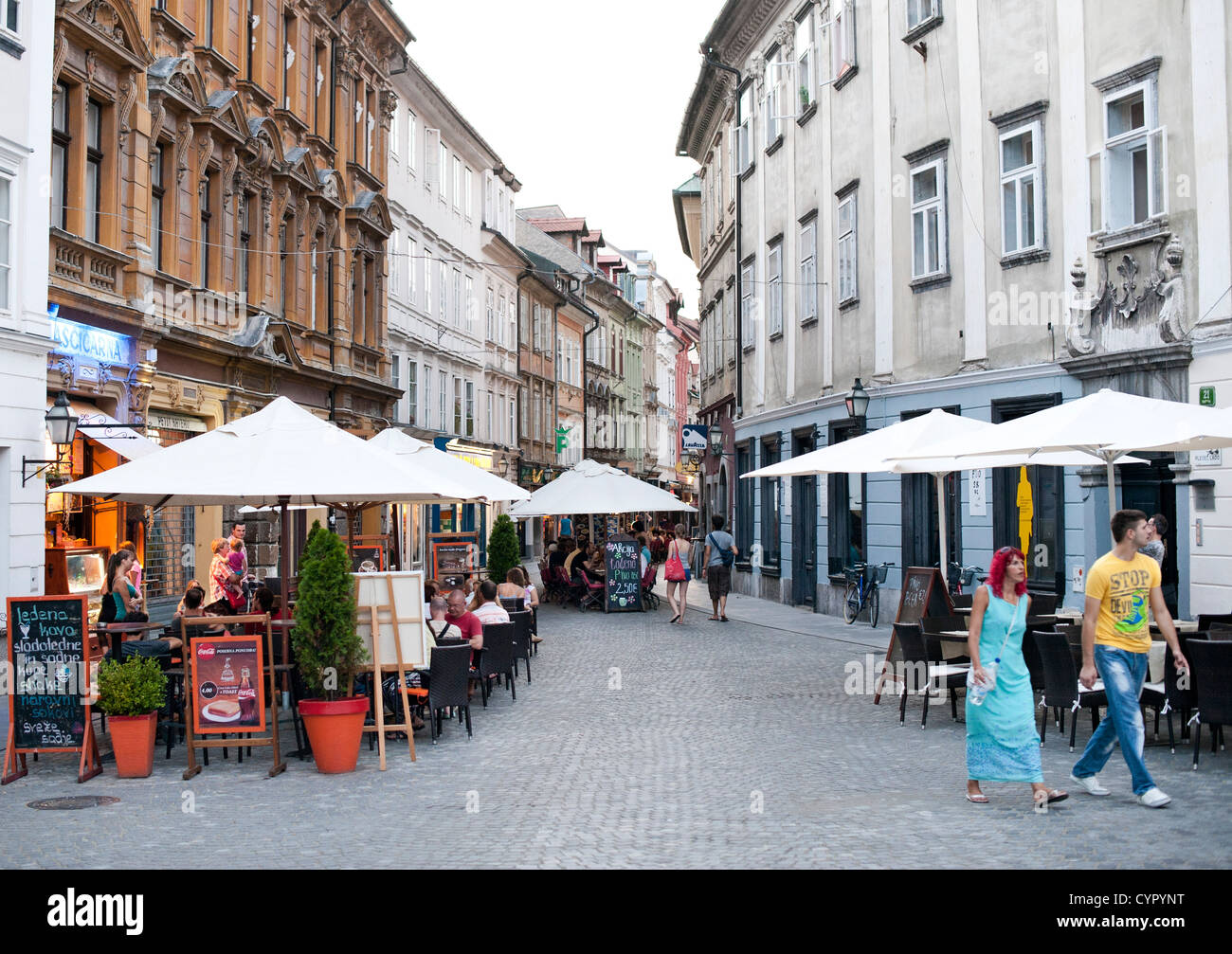 Straßencafés in der Altstadt von Ljubljana, die Hauptstadt von Slowenien. Stockfoto