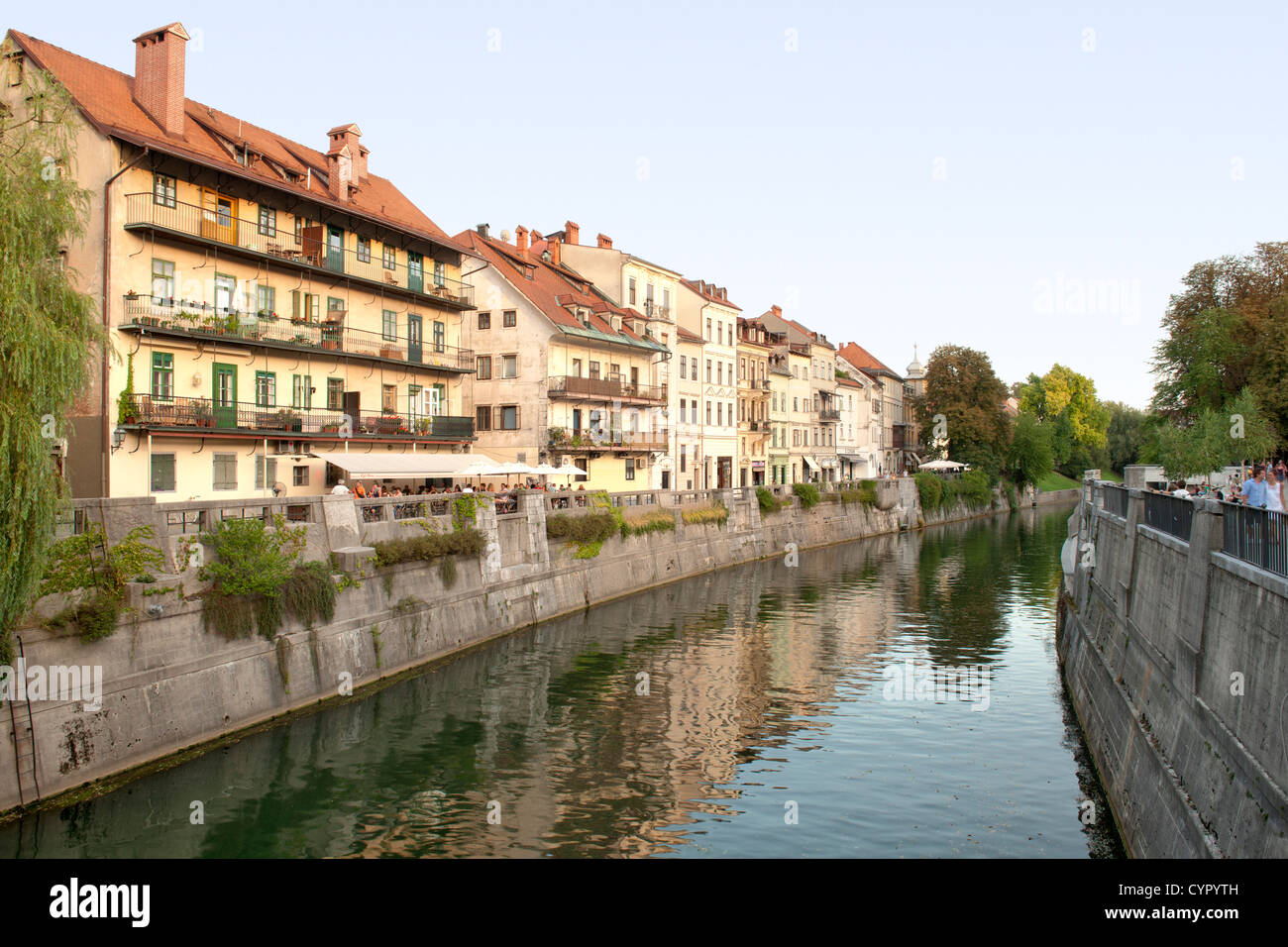 Alte Gebäude an den Ufern des Flusses Ljubljanica in Ljubljana, der Hauptstadt Sloweniens. Stockfoto