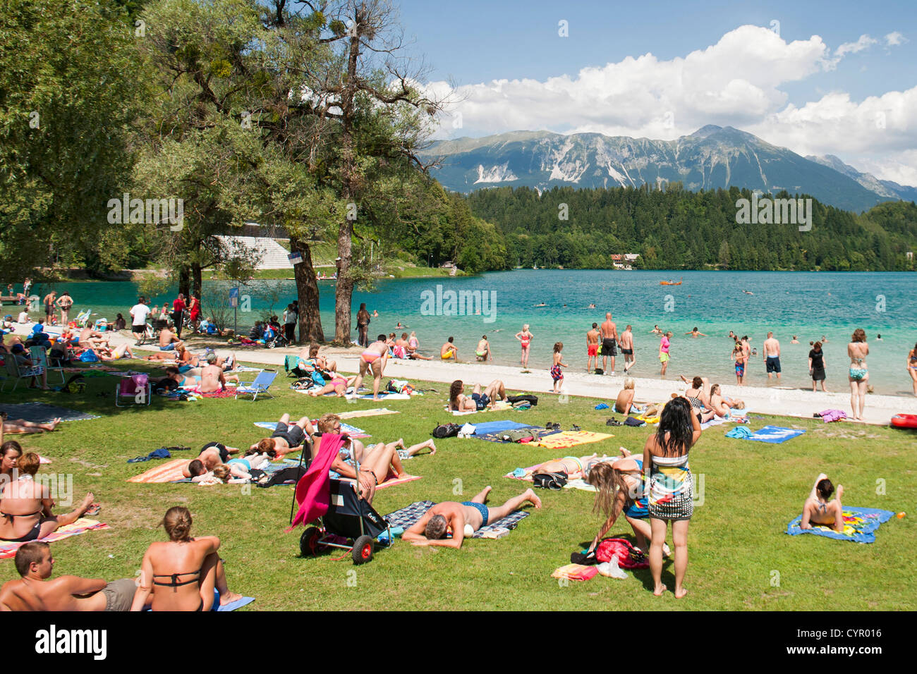 Urlauber am Ufer des Bleder Sees in den Julischen Alpen im Nordwesten Sloweniens. Stockfoto