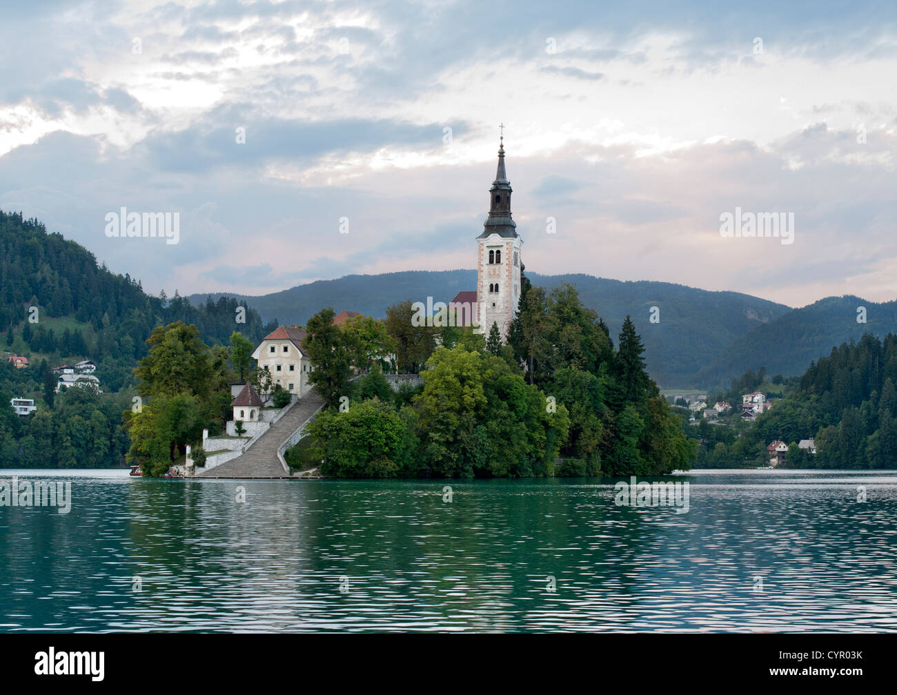 Das 15. Jahrhundert Wallfahrtskirche Mariä Himmelfahrt auf Island Bled am Bleder See in den Julischen Alpen in Slowenien. Stockfoto