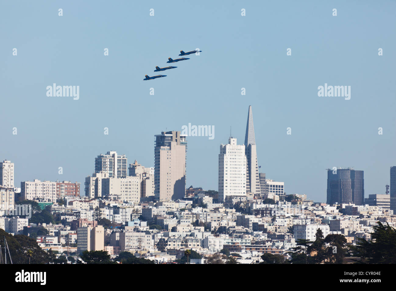 Präzise Bildung von 4 Düsenflugzeuge fliegen über Wolkenkratzer in der Stadt von San Francisco während der Fleet Week air show Stockfoto