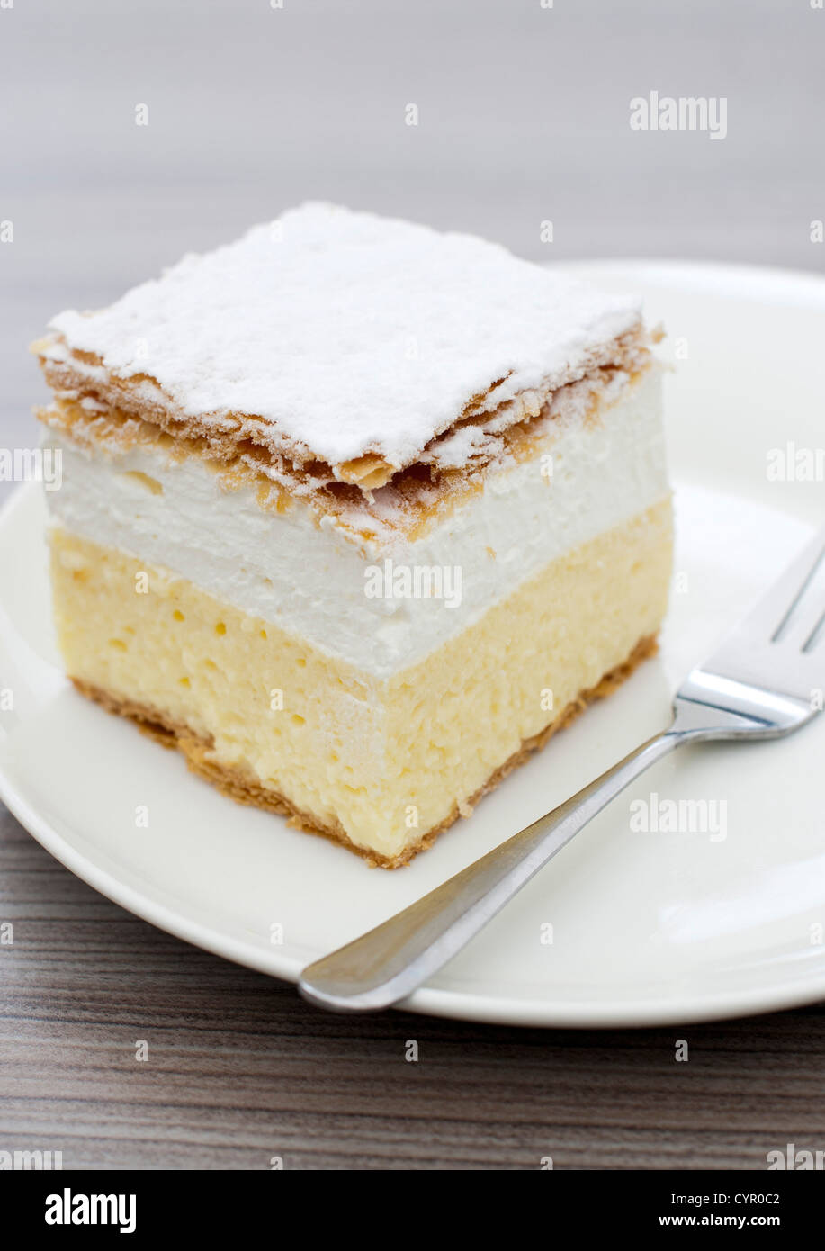 Traditionelle slowenische Creme Slice bekannt als Kremna Rezina auf Slowenisch. Stockfoto