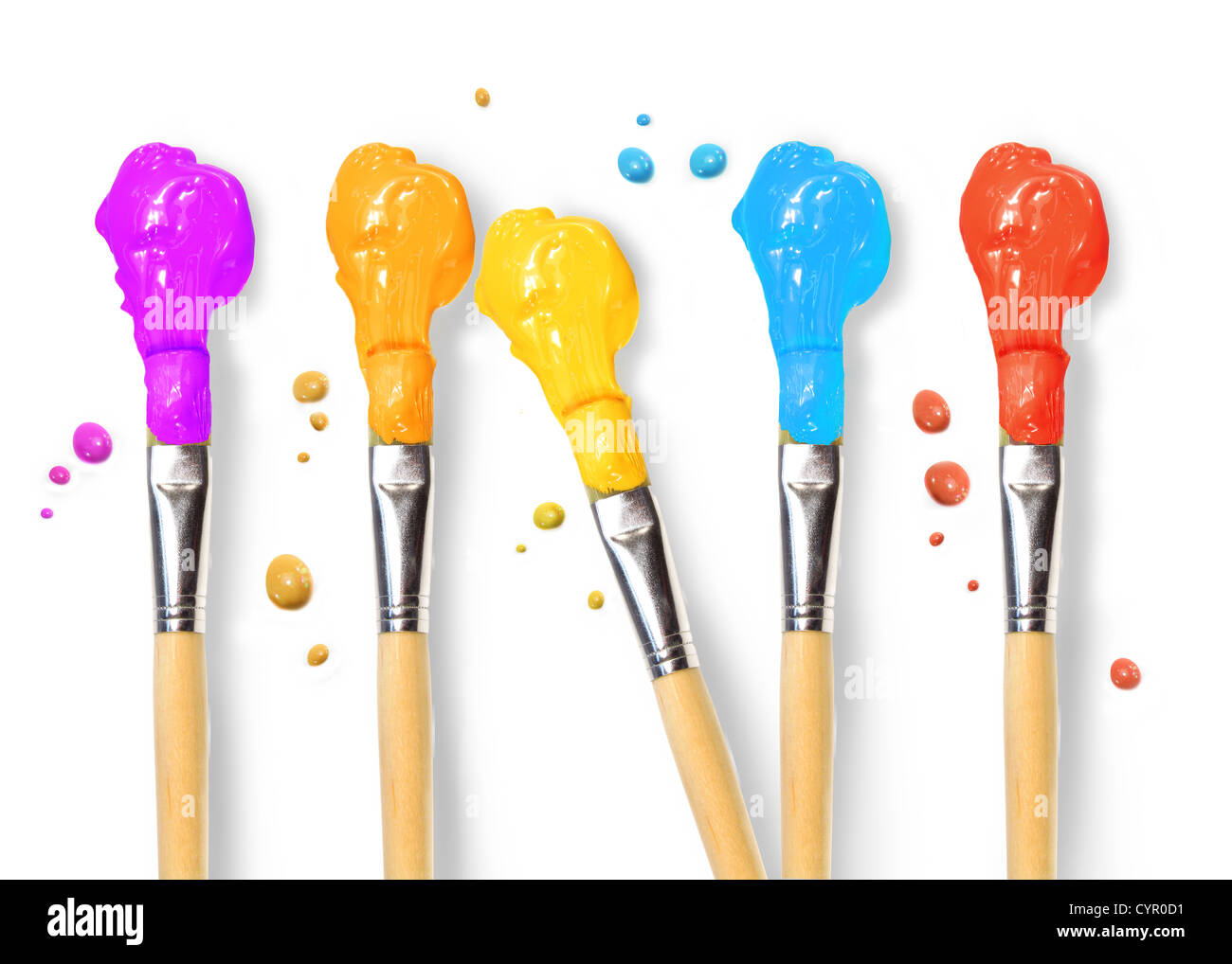 Borstenpinsel voll von verschiedenen farbigen Lacken auf weiß Stockfoto