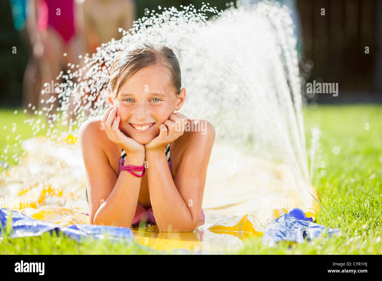 Kaukasische Mädchen spielen im Wasser Stockfoto