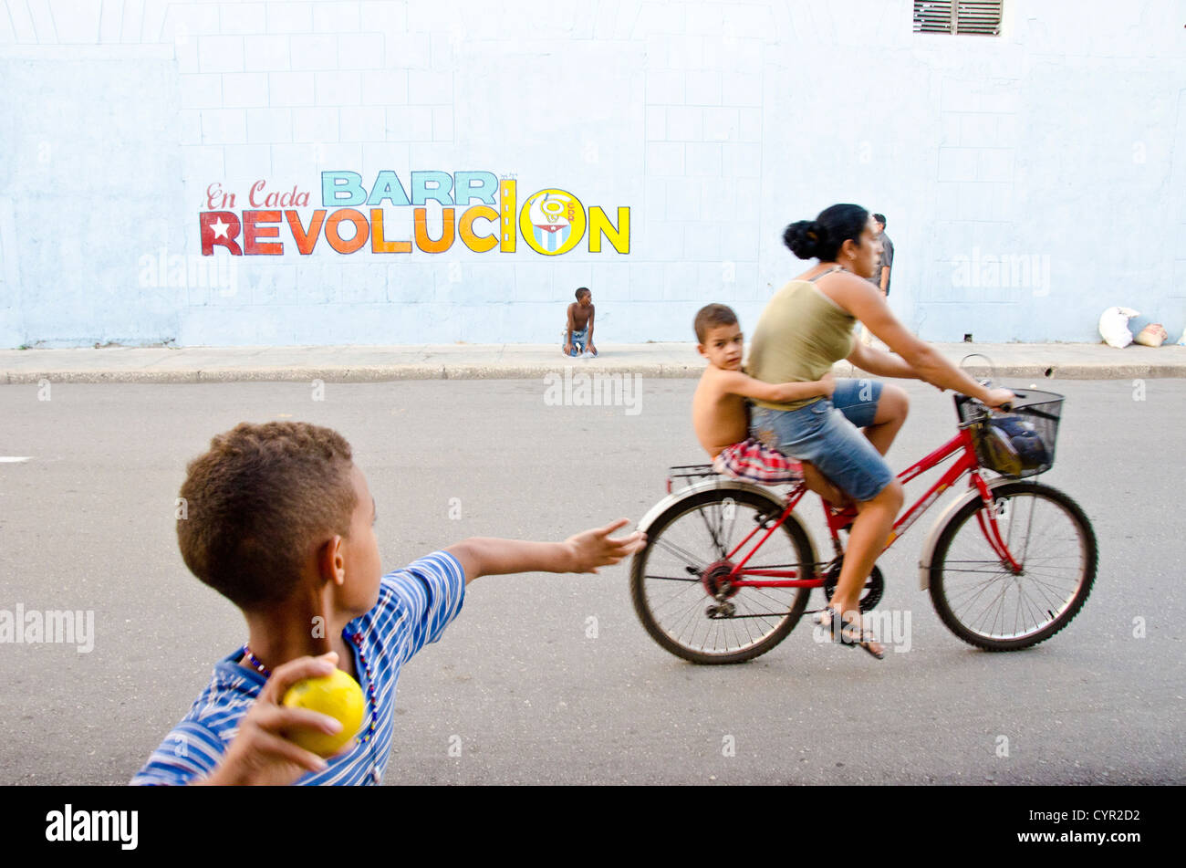 Kubanische junge Baseball zu spielen, in Cienfuegas, Kuba Stockfoto