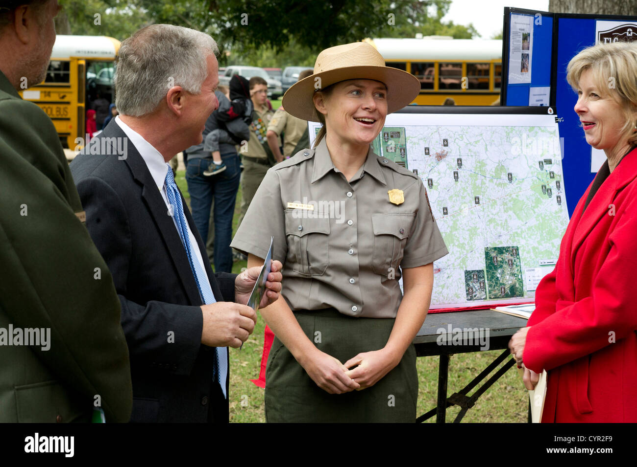 Ein US-Park Ranger Gespräche mit Bürgerinnen und Bürgern bei der Enthüllung des ersten Zeichens Straße entlang der Texas Portiion von El Camino Real Stockfoto