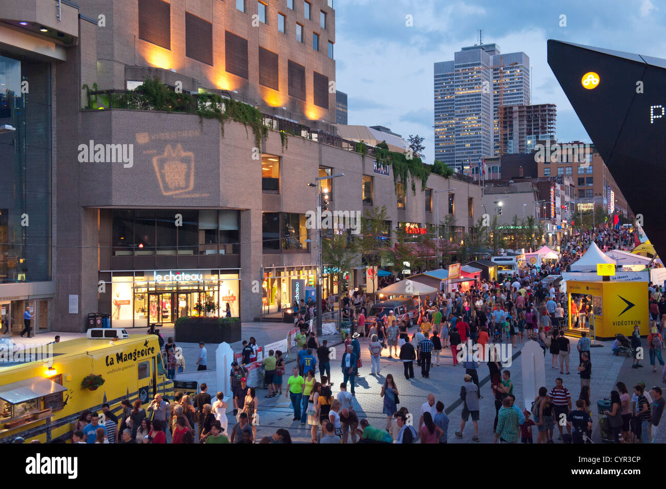 Ste-Catherine Street am Abend während der Gerade für Lacht Festival, Montreal, Provinz Quebec, Kanada. Stockfoto