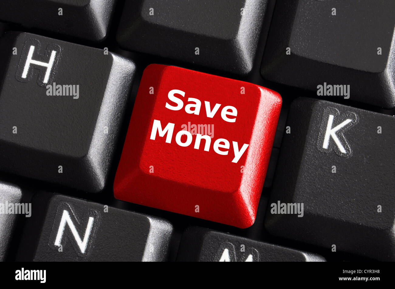 sparen Sie Geld für Anlagekonzept mit einem roten Knopf am Computer-Tastatur Stockfoto