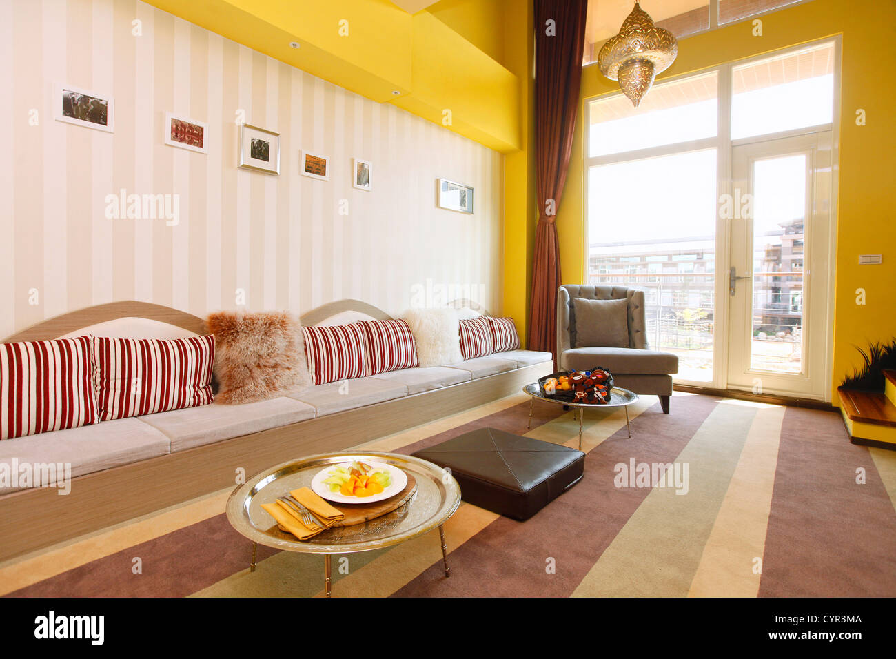 Wohnzimmer mit elegantem Design. Stockfoto