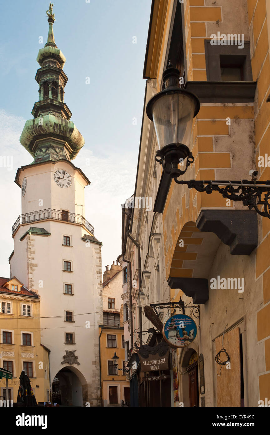 Der Uhrturm und St. Michael Tor in den frühen Morgenstunden, Bratislava Stockfoto