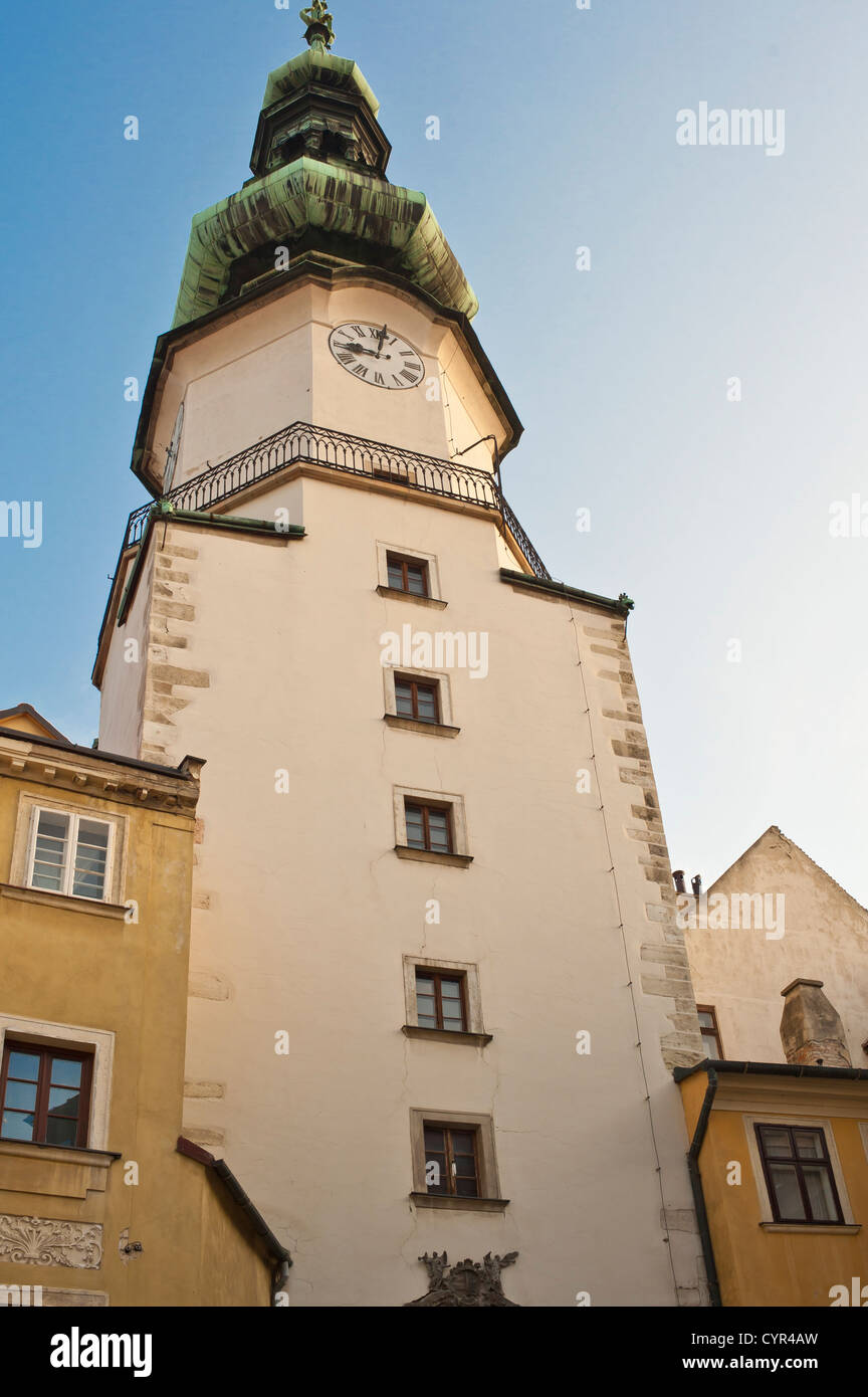 Der Uhrturm in den frühen Morgenstunden am St. Michael Tor, Bratislava Stockfoto