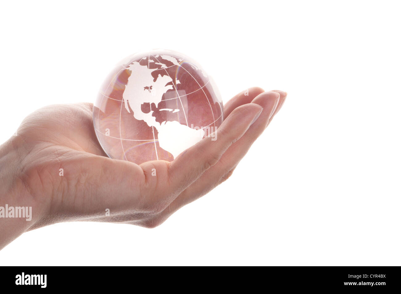 Umweltschutz oder Geschäftskonzept mit Glaskugel in der Hand, isoliert auf weiss Stockfoto