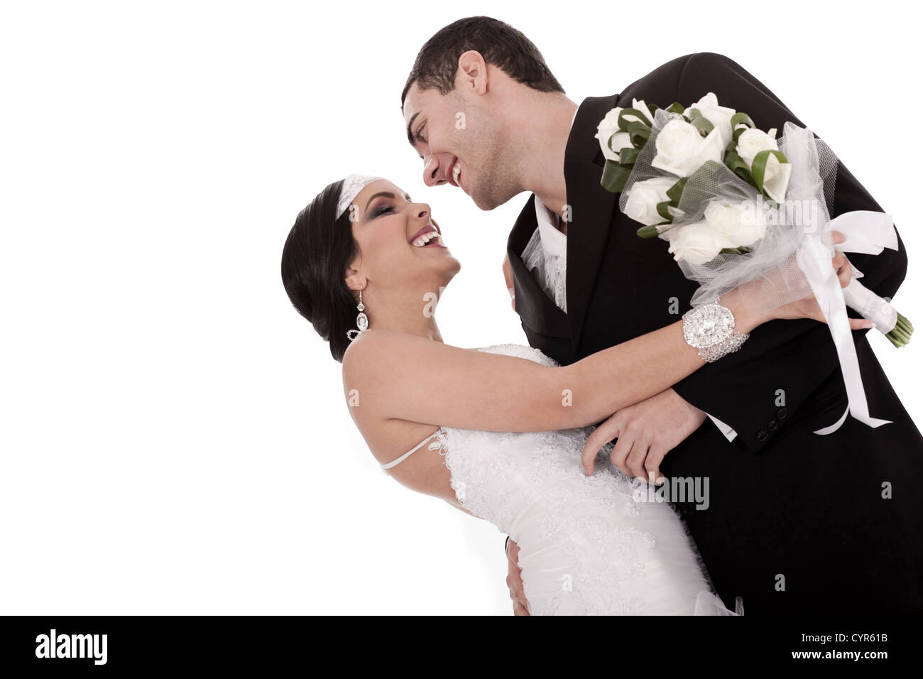 Braut und Bräutigam just married posiert gerne auf weißem Hintergrund Stockfoto