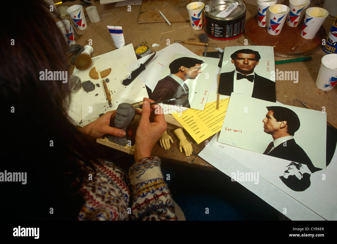 Ein Special Effects Model Maker Künstler arbeitet auf einem Ton-Leiter der Schauspieler Pierce Brosnan in seine Rolle als James Bond in GoldenEye. Stockfoto