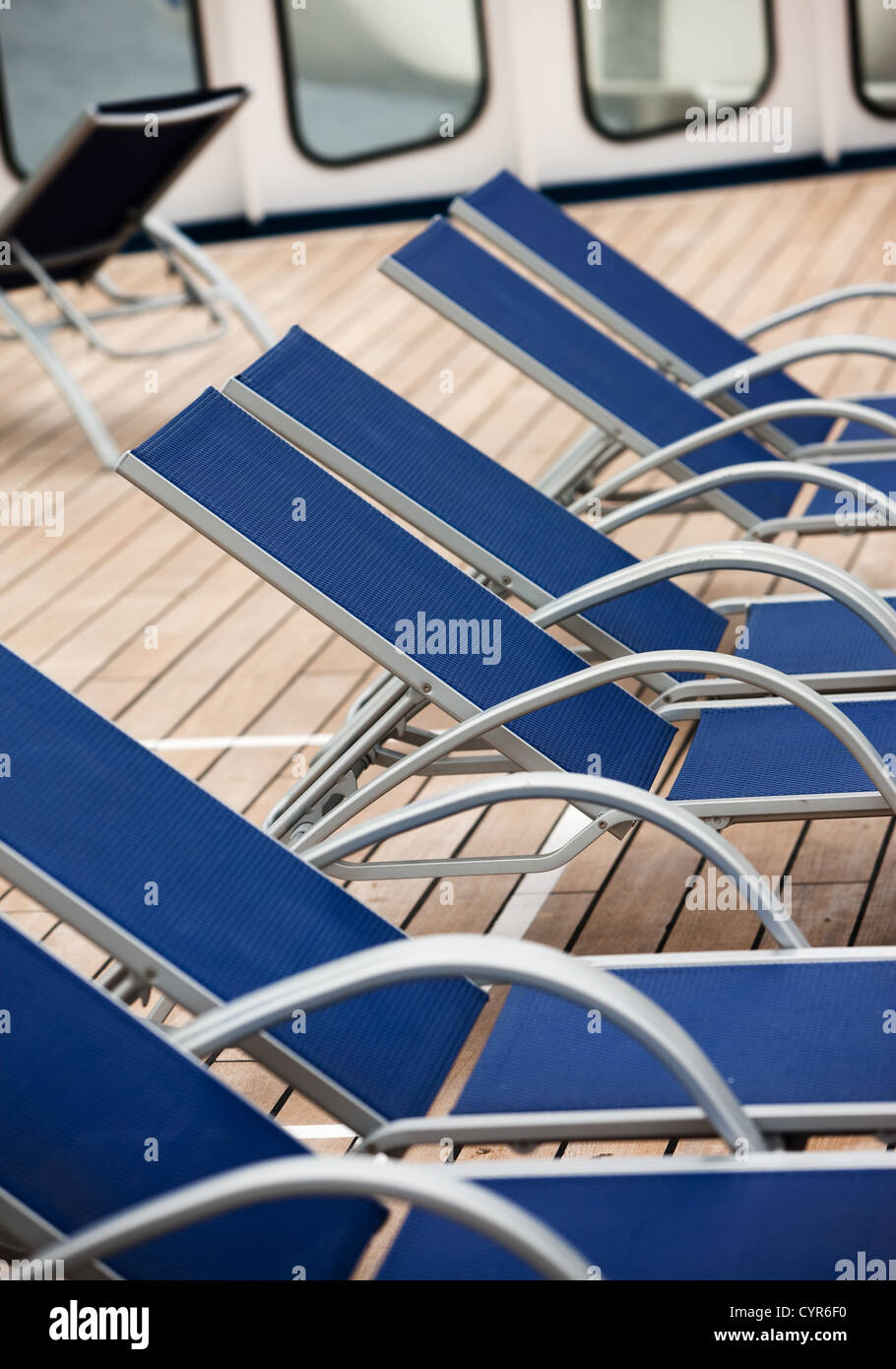 Leere Liegestühle auf einem Kreuzfahrtschiff Stockfoto