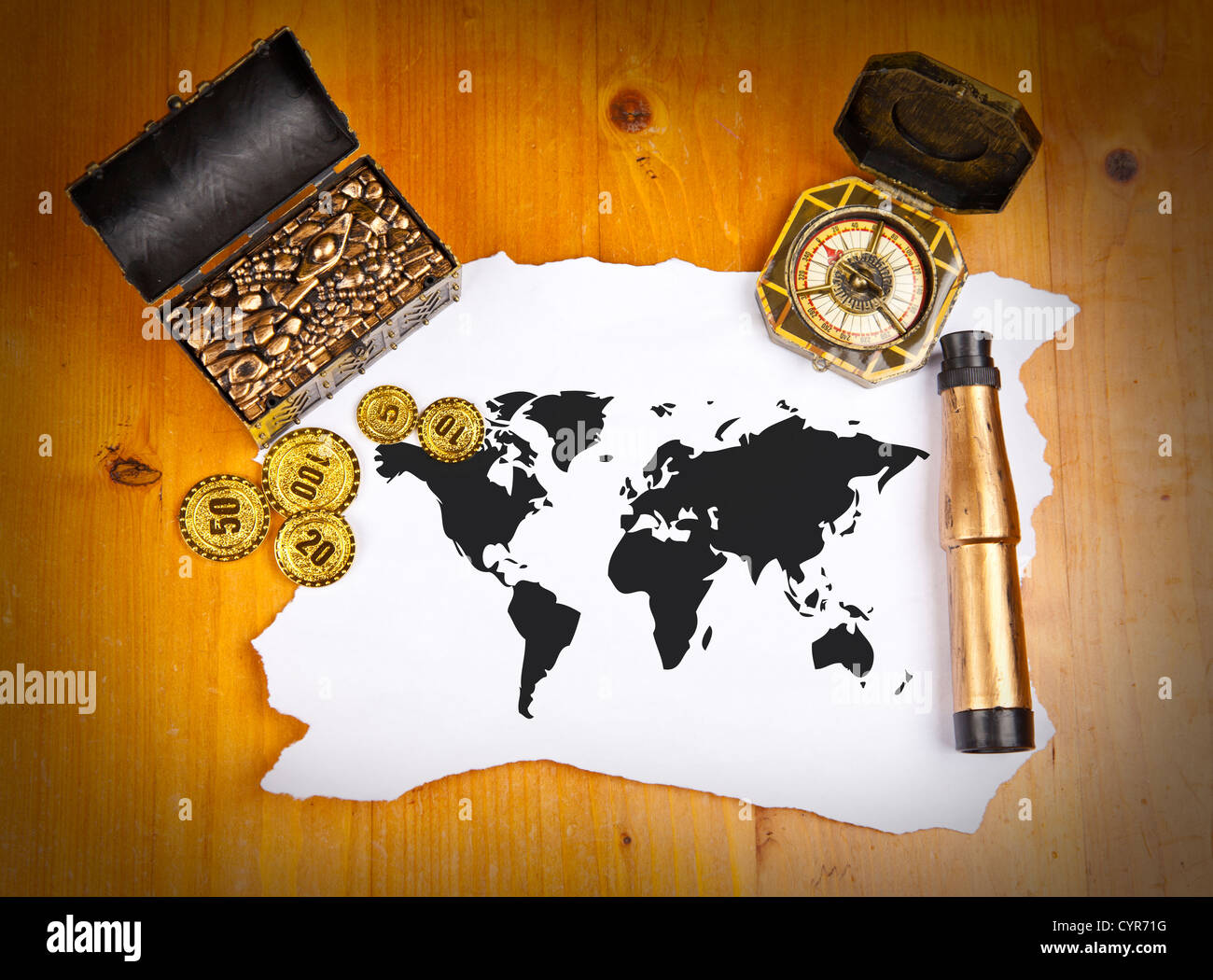 Piraten-Welt-Karte mit Schatz, Kompass und Fernglas Stockfoto