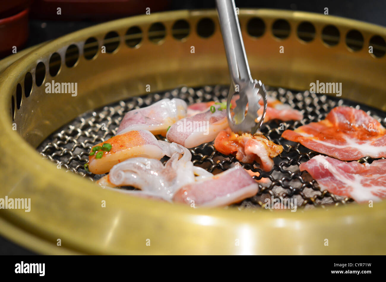 Grillen, gegrilltem Schweinefleisch und Tintenfisch Stockfoto