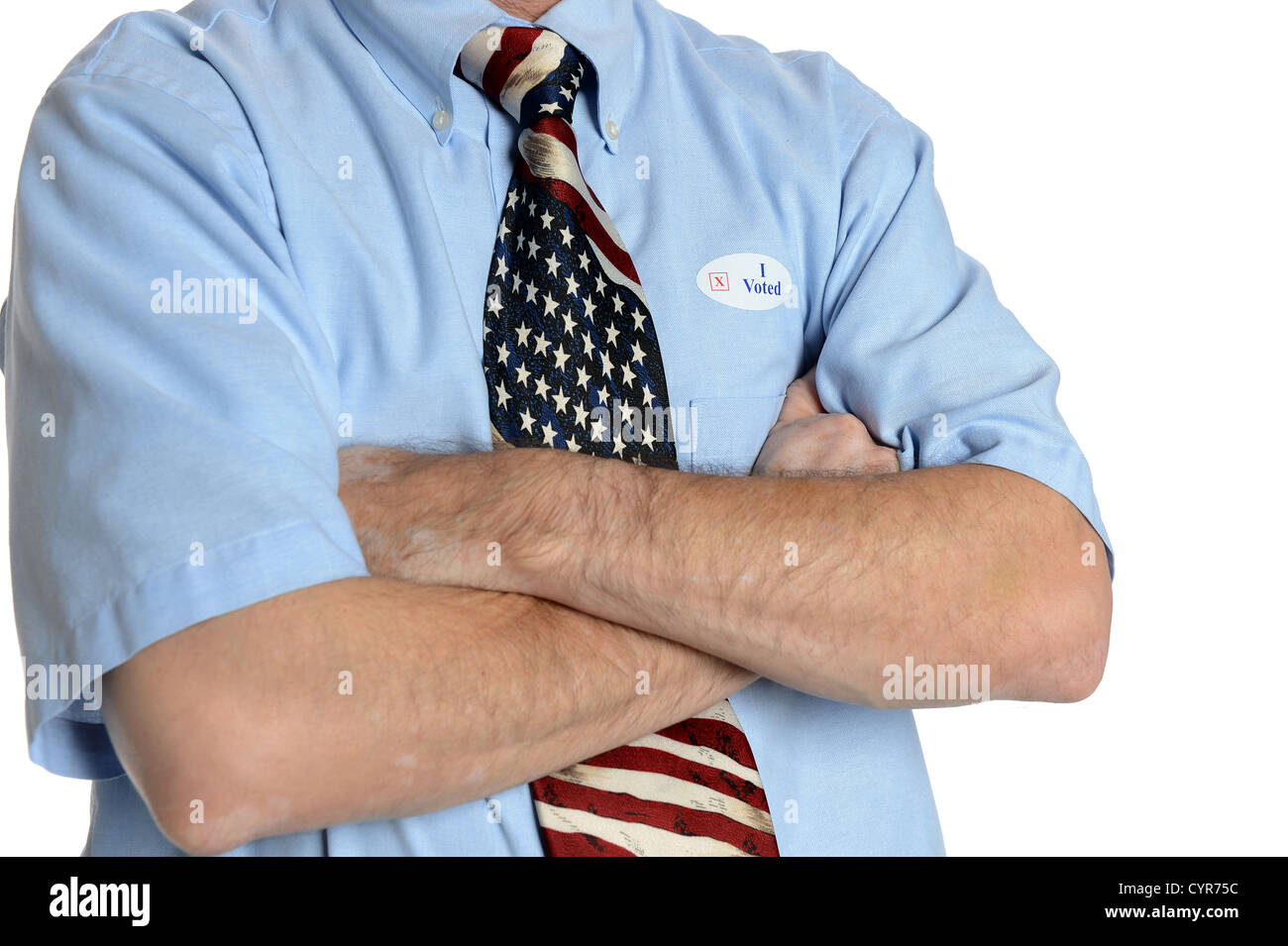 Patriotische Wähler tragen eine US-Flagge zu binden und Kleid Shirt Sport einen "Gestimmt" Aufkleber Stockfoto