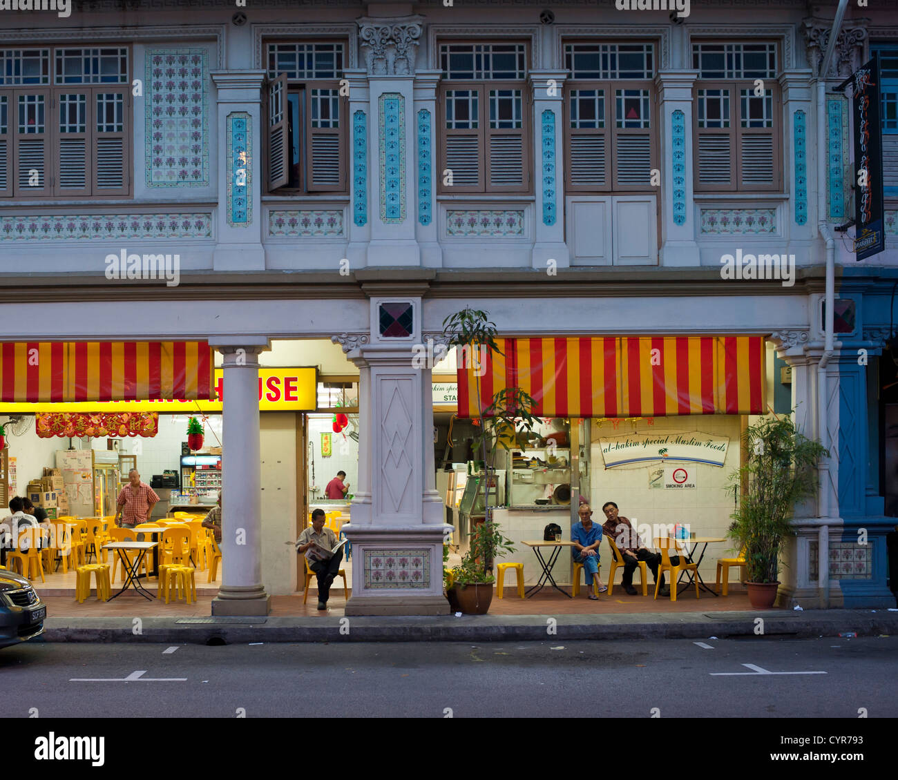 Malaiische Männer nehmen das Frühstück in einem Café in Singapur Stockfoto