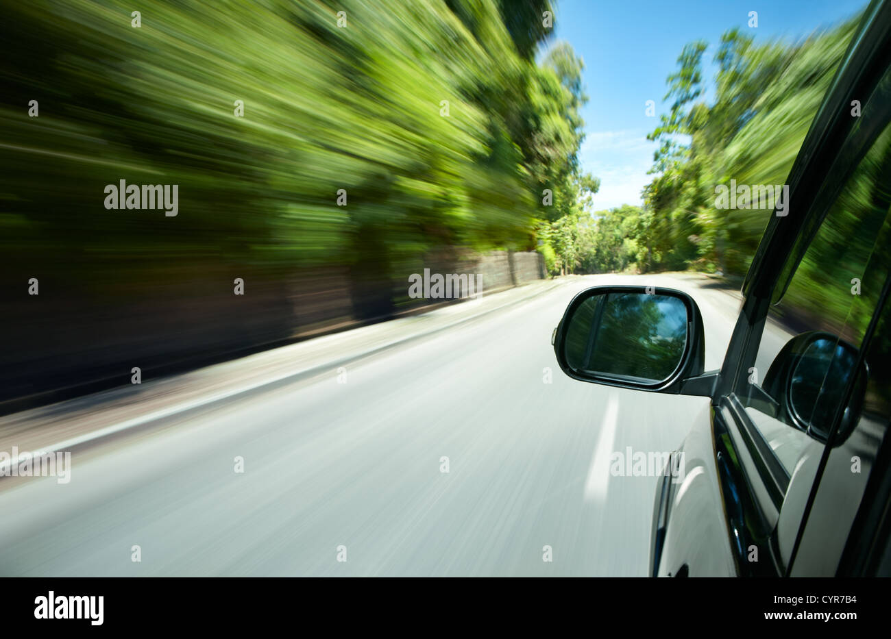 Auto beschleunigt auf einer geraden Straße Stockfoto