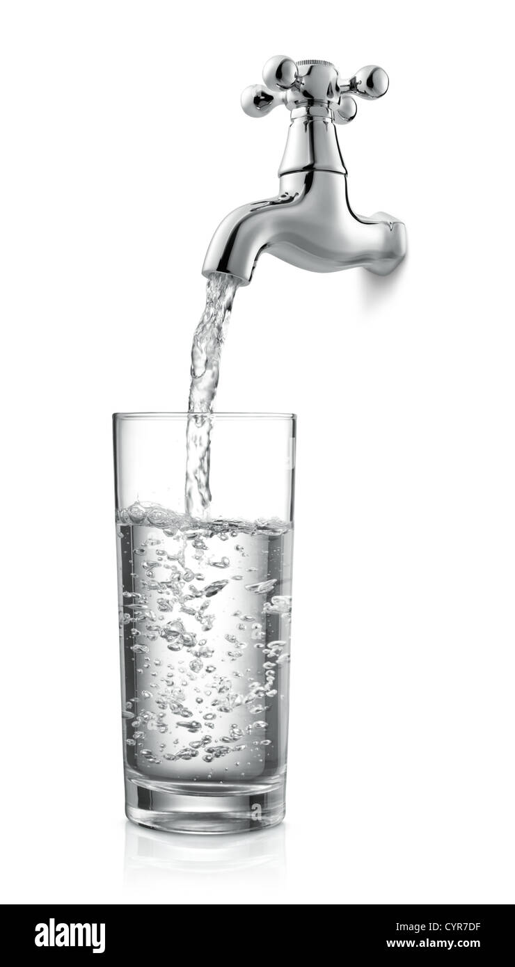 füllen ein Glas Wasser aus Wasserhahn Stockfoto